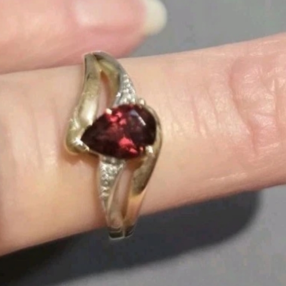 YELLOW GOLD GARNET AND DIAMOND RING Size 6 1/2